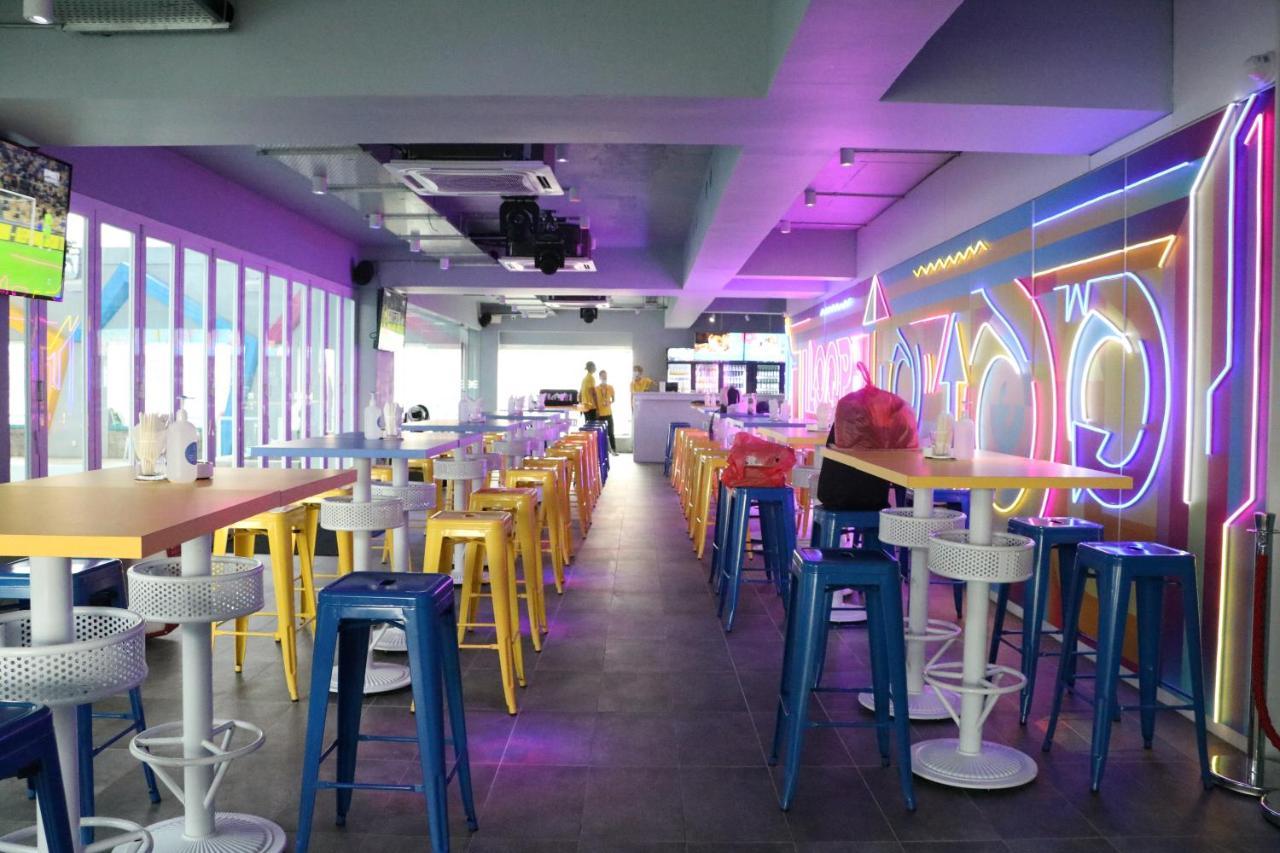 أجنحة باسيفيك ريجنسي الفندقية كوالالمبور المظهر الخارجي الصورة Interior of a typical 49th floor bar