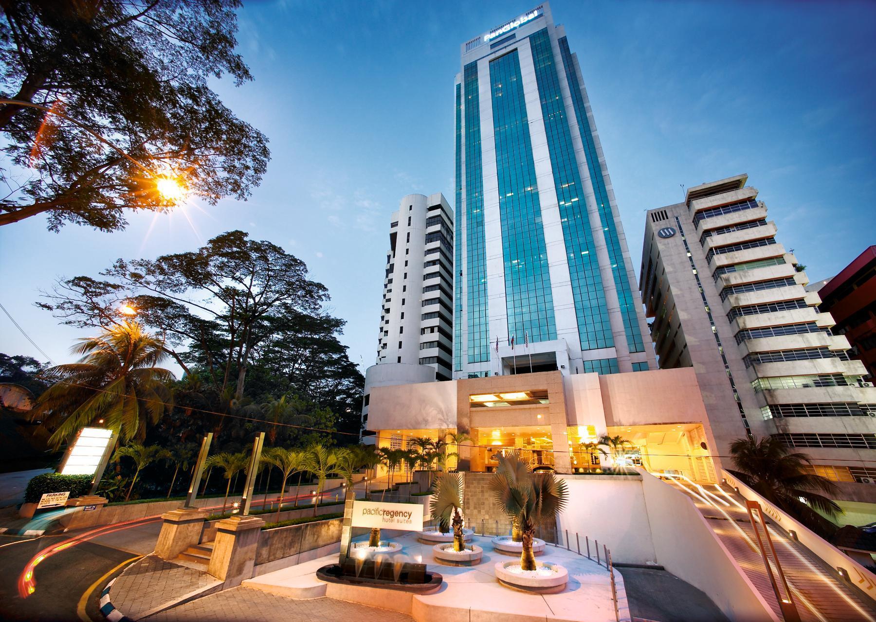 أجنحة باسيفيك ريجنسي الفندقية كوالالمبور المظهر الخارجي الصورة The hotel at night