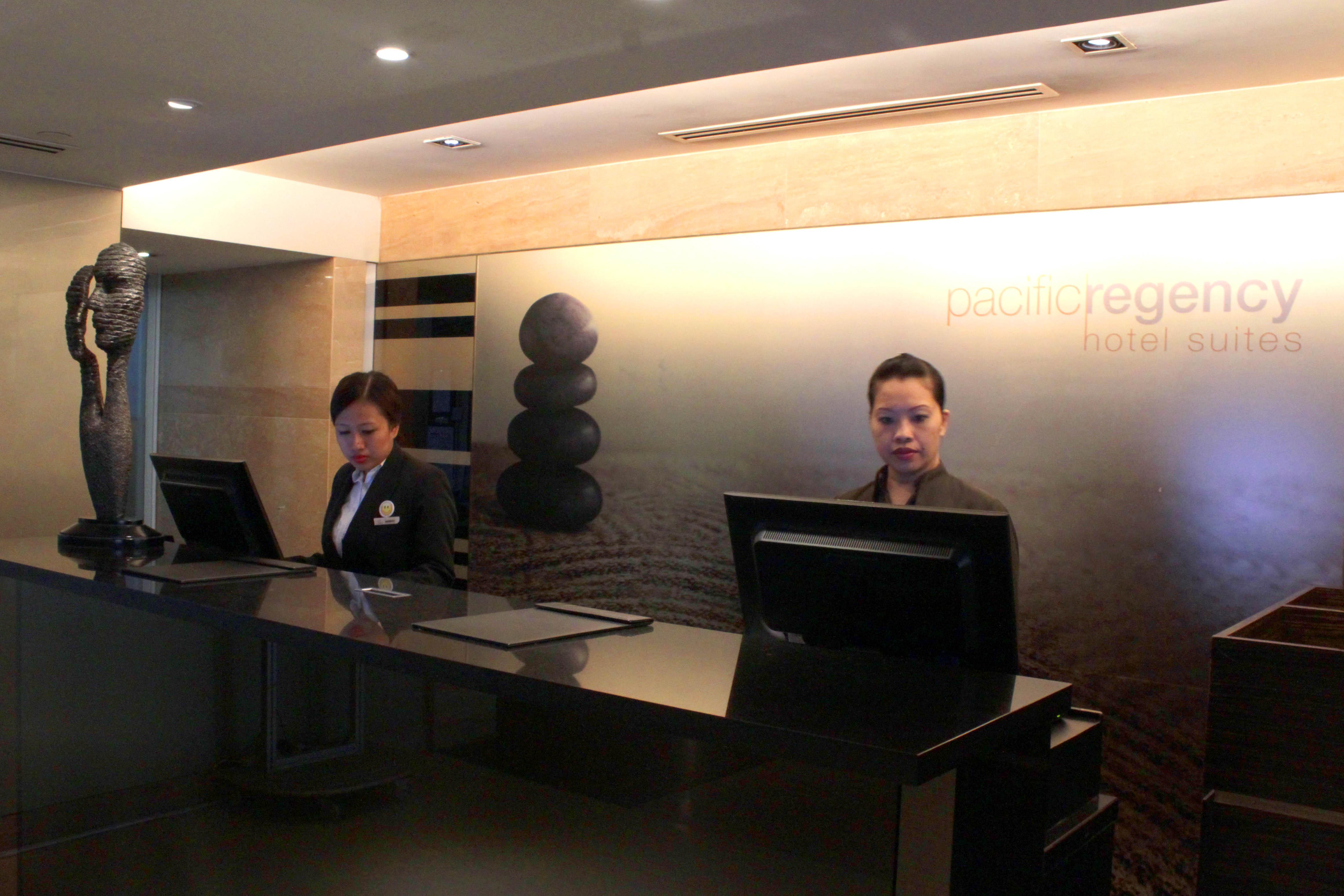 أجنحة باسيفيك ريجنسي الفندقية كوالالمبور المظهر الخارجي الصورة Concierge at the lobby of the hotel